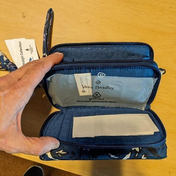 🆕Vera Bradley 3-in-1 Ultralight Water-repellent RFID Crossbody -FLEUR MEDALLION - Picture 4 of 6